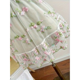 186 Vestido Romântico de Malha Azul Suave, Decote Profundo com Detalhes Florais Rosa e Saia em Camadas para um Visual Doce e Delicado. Um vestido caprichoso em base azul claro combinando flores delicadas e alças macias, representando a frescura do verão
