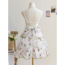 186 Vestido Romântico de Malha Azul Suave, Decote Profundo com Detalhes Florais Rosa e Saia em Camadas para um Visual Doce e Delicado. Um vestido caprichoso em base azul claro combinando flores delicadas e alças macias, representando a frescura do verão