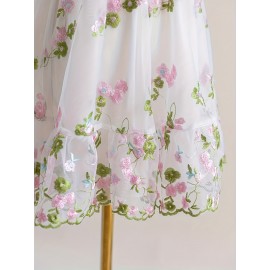 186 Vestido Romântico de Malha Azul Suave, Decote Profundo com Detalhes Florais Rosa e Saia em Camadas para um Visual Doce e Delicado. Um vestido caprichoso em base azul claro combinando flores delicadas e alças macias, representando a frescura do verão