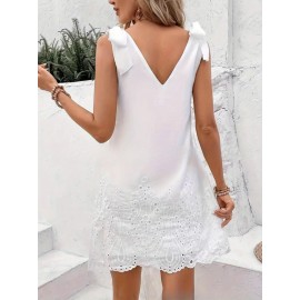 Este novo e moderno vestido de renda branca com decote profundo bordado e costas expostas é um vestido elegante adequado para trabalho diário e viagens.