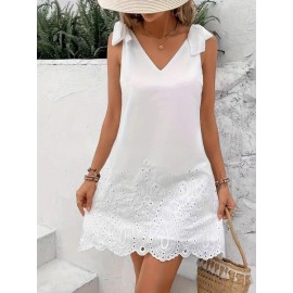 Este novo e moderno vestido de renda branca com decote profundo bordado e costas expostas é um vestido elegante adequado para trabalho diário e viagens.