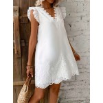 Vestido elegante de decote em V branco com detalhes em renda floral - Sem mangas, corte A, comprimento médio para mulheres, ocasiões casuais a semi-formais, uso em todas as estações