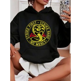 Moletom de Cetim Casual com Estampa Gráfica Cobra Kai - Tecido de Poliéster Tricotado com Capuz, Ligeiro Estiramento, Padrão Alfabético, Bolso com Pochete para Mulheres - Top de Pulôver com Capuz para Todas as Estações