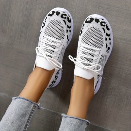 Sapatos de corrida respiráveis com estampa de leopardo para mulheres, com atacadores, corte baixo, sola macia acolchoada em EVA, sapatos de verão casuais e versáteis.