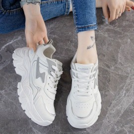 Sapatos desportivos casuais de estilo novo para mulheres, disponíveis em tamanhos grandes, versáteis para todas as estações, adequados para viagens, com solas macias, ténis confortáveis para o pai, respiráveis