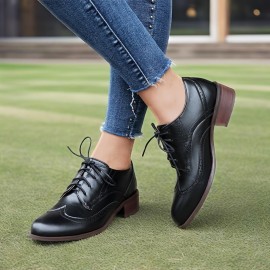 Sapatos de salto baixo e grossos para mulheres, estilo Oxford, com atacadores e detalhes de brogue, perfurados e feitos à mão, para uma moda vintage e casual.