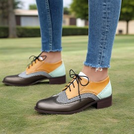 Sapatos de salto baixo e grossos para mulheres, estilo Oxford, com atacadores e detalhes de brogue, perfurados e feitos à mão, para uma moda vintage e casual.