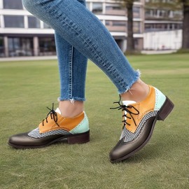 Sapatos de salto baixo e grossos para mulheres, estilo Oxford, com atacadores e detalhes de brogue, perfurados e feitos à mão, para uma moda vintage e casual.