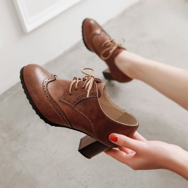 Sapatos de salto alto para mulheres com sola grossa, biqueira de asa de pássaro, biqueira redonda, atacadores, salto empilhado, estilo vintage, botas de salto alto com detalhes de brogue.
