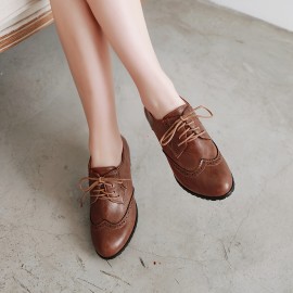 Sapatos de salto alto para mulheres com sola grossa, biqueira de asa de pássaro, biqueira redonda, atacadores, salto empilhado, estilo vintage, botas de salto alto com detalhes de brogue.