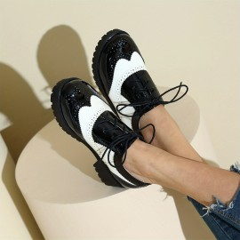 Sapatos de plataforma com salto grosso para mulheres, estilo Oxford com biqueira, cadarço, dedo redondo vintage e detalhes de brogue, em verniz