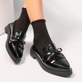 Um par de elegantes sapatos Oxford para mulher, brilhantes e de alta qualidade, adequados para qualquer combinação, estilo novo para a primavera e o verão.