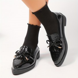 Um par de elegantes sapatos Oxford para mulher, brilhantes e de alta qualidade, adequados para qualquer combinação, estilo novo para a primavera e o verão.