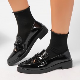 Um par de elegantes sapatos Oxford para mulher, brilhantes e de alta qualidade, adequados para qualquer combinação, estilo novo para a primavera e o verão.