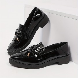 Um par de elegantes sapatos Oxford para mulher, brilhantes e de alta qualidade, adequados para qualquer combinação, estilo novo para a primavera e o verão.