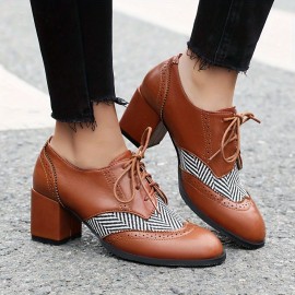Sapatos de mulher retro com biqueira pontiaguda, detalhes de herringbone e perfurações, fecho de atacadores, salto médio, para uso no escritório, eventos formais e uso diário.