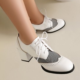 Sapatos de mulher retro com biqueira pontiaguda, detalhes de herringbone e perfurações, fecho de atacadores, salto médio, para uso no escritório, eventos formais e uso diário.