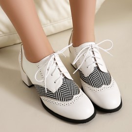 Sapatos de mulher retro com biqueira pontiaguda, detalhes de herringbone e perfurações, fecho de atacadores, salto médio, para uso no escritório, eventos formais e uso diário.