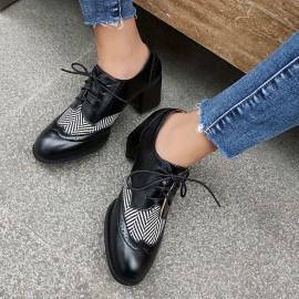 Sapatos de mulher retro com biqueira pontiaguda, detalhes de herringbone e perfurações, fecho de atacadores, salto médio, para uso no escritório, eventos formais e uso diário.