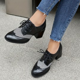 Sapatos de mulher retro com biqueira pontiaguda, detalhes de herringbone e perfurações, fecho de atacadores, salto médio, para uso no escritório, eventos formais e uso diário.