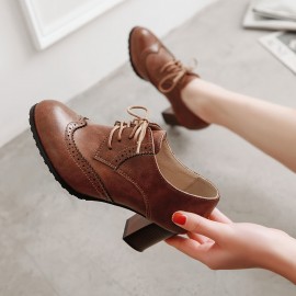Sapatos Oxford vintage com salto alto grosso para mulheres, bico redondo, com detalhes de asa e amarração