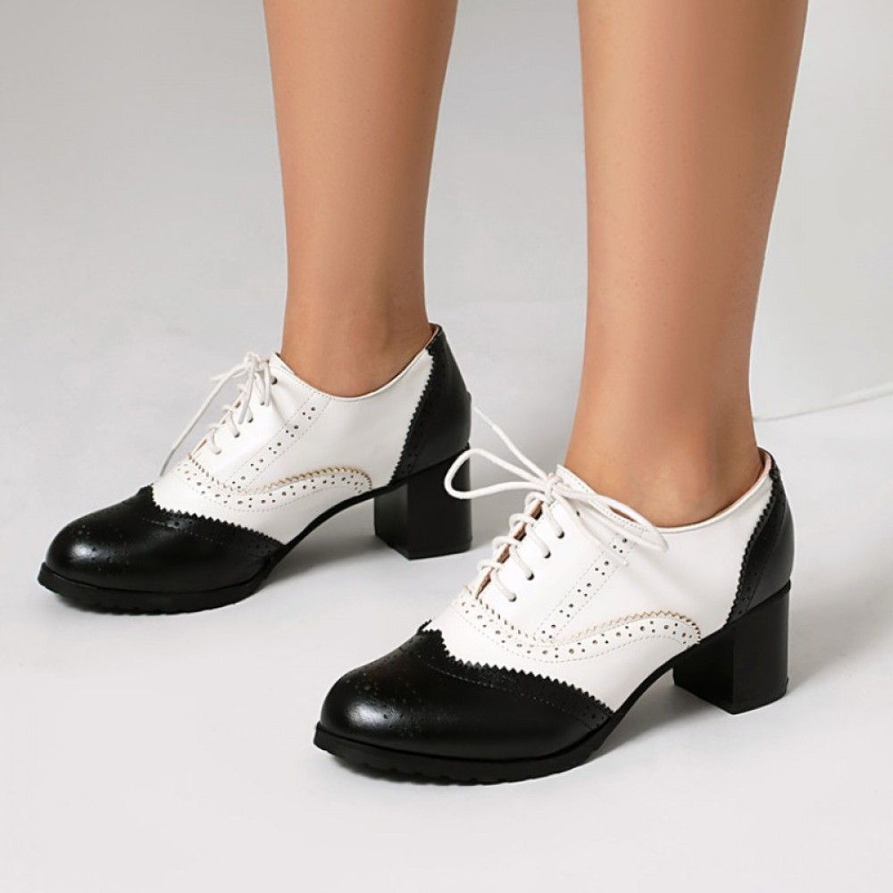 Sapatos de salto grosso para mulher com atacadores, biqueira redonda e perfurações de duas cores, estilo brogue oxford
