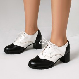 Sapatos de salto grosso para mulher com atacadores, biqueira redonda e perfurações de duas cores, estilo brogue oxford