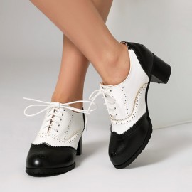 Sapatos de salto grosso para mulher com atacadores, biqueira redonda e perfurações de duas cores, estilo brogue oxford