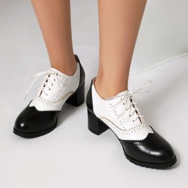 Sapatos de salto grosso para mulher com atacadores, biqueira redonda e perfurações de duas cores, estilo brogue oxford