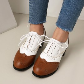 Sapatos de salto grosso para mulher com atacadores, biqueira redonda e perfurações de duas cores, estilo brogue oxford