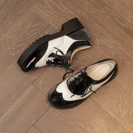 Botas Oxford de Salto Grosso com Cadarço e Bico Redondo - Preto e Branco Contrastante, Sola Sintética e de Borracha, Sapatos Casuais Confortáveis para Escritório, Casamentos, Uso Diário, Calçado Versátil, Brogue Clássico, Solas Resistentes, Profissionais 