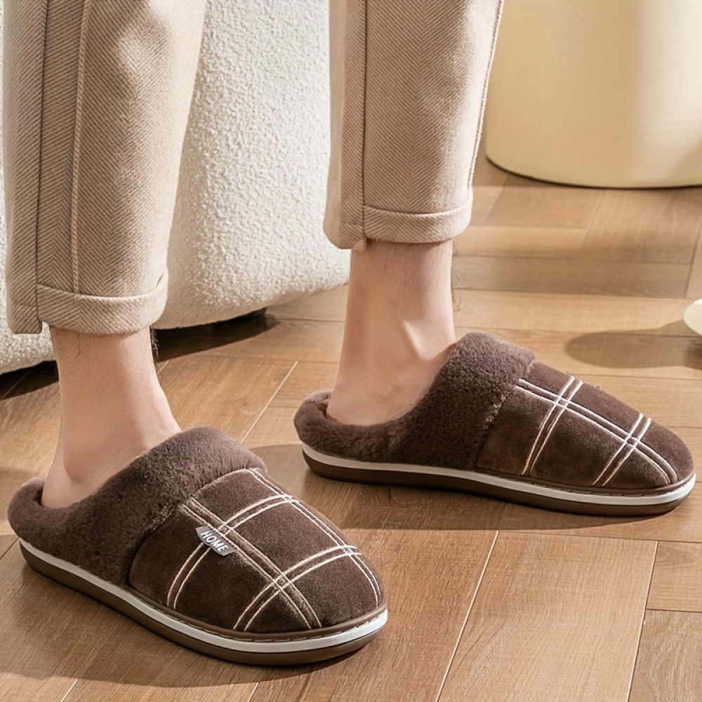 Chinelos de homem CYFMYD com padrão xadrez, forro de pelúcia quente e felpuda, sapatos de casa de espuma de memória, parte superior de tecido macio, sola de TPR, design de dedo redondo para conforto no outono e inverno, chinelos de casa