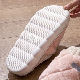 Chinelos de Pelúcia Aconchegantes para o Inverno para Casais - Sola Grossa, Sapatos Internos Quentes e Fofos com Design de Padrão de Diamante, Sola Antiderrapante, Perfeitos para Relaxamento em Casa, Disponíveis em Cinza e Creme, Calçado Interno de Invern
