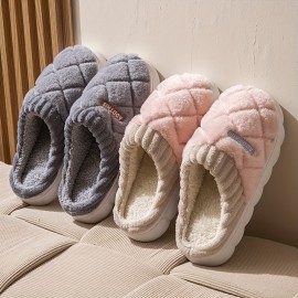 Chinelos de Pelúcia Aconchegantes para o Inverno para Casais - Sola Grossa, Sapatos Internos Quentes e Fofos com Design de Padrão de Diamante, Sola Antiderrapante, Perfeitos para Relaxamento em Casa, Disponíveis em Cinza e Creme, Calçado Interno de Invern