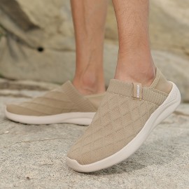 Chinelos leves e fáceis de calçar para homens, ideais para uso interno e externo.