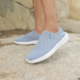 Chinelos leves e fáceis de calçar para homens, ideais para uso interno e externo.