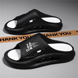 Chinelos Masculinos Antiderrapantes com Espuma de Memória Grossa - Sapatos de Casa Respiráveis e Secagem Rápida, Anti-Odor para Todas as Estações, EVA para Banheiro e Praia - Preto com Letras Brancas, Design Moderno e Confortável