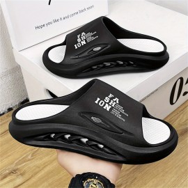 Chinelos Masculinos Antiderrapantes com Espuma de Memória Grossa - Sapatos de Casa Respiráveis e Secagem Rápida, Anti-Odor para Todas as Estações, EVA para Banheiro e Praia - Preto com Letras Brancas, Design Moderno e Confortável