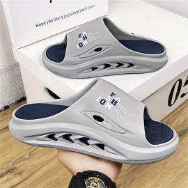 Chinelos Masculinos Antiderrapantes com Espuma de Memória Grossa - Sapatos de Casa Respiráveis e Secagem Rápida, Anti-Odor para Todas as Estações, EVA para Banheiro e Praia - Preto com Letras Brancas, Design Moderno e Confortável