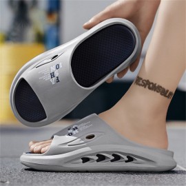 Chinelos Masculinos Antiderrapantes com Espuma de Memória Grossa - Sapatos de Casa Respiráveis e Secagem Rápida, Anti-Odor para Todas as Estações, EVA para Banheiro e Praia - Preto com Letras Brancas, Design Moderno e Confortável
