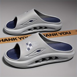 Chinelos Masculinos Antiderrapantes com Espuma de Memória Grossa - Sapatos de Casa Respiráveis e Secagem Rápida, Anti-Odor para Todas as Estações, EVA para Banheiro e Praia - Preto com Letras Brancas, Design Moderno e Confortável