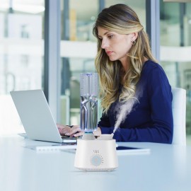 Um humidificador em forma de garrafa de água, ideal para viagens. Com saída de névoa ajustável e fecho automático para evitar vazamentos. Adequado para uso em casa, no escritório ou no hotel. Branco.