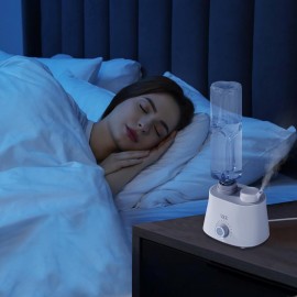 Um humidificador em forma de garrafa de água, ideal para viagens. Com saída de névoa ajustável e fecho automático para evitar vazamentos. Adequado para uso em casa, no escritório ou no hotel. Branco.
