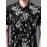 Camisa de manga curta com estampado floral para homem - Leve, casual, de corte largo, com decote quadrado e botões dourados, design preto e branco para uso diário e formal, roupa masculina versátil, estilo elegante, textura suave