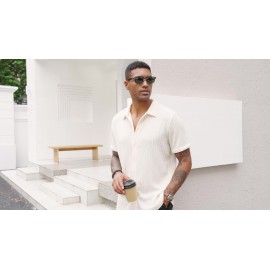 Camisas de homem com mangas curtas e botões casuais texturizados, ideais para a praia no verão.