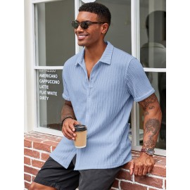 Camisas de homem com mangas curtas e botões casuais texturizados, ideais para a praia no verão.