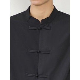 Camisa de manga curta de cor sólida com botão de placa de gola levantada fina e solta de estilo chinês para meninos e adolescentes no verão.