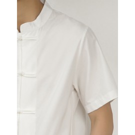 Camisa de manga curta de cor sólida com botão de placa de gola levantada fina e solta de estilo chinês para meninos e adolescentes no verão.