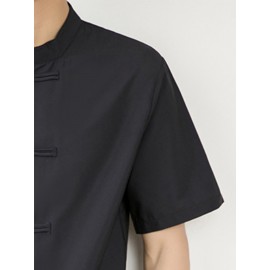 Camisa de manga curta de cor sólida com botão de placa de gola levantada fina e solta de estilo chinês para meninos e adolescentes no verão.