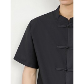 Camisa de manga curta de cor sólida com botão de placa de gola levantada fina e solta de estilo chinês para meninos e adolescentes no verão.
